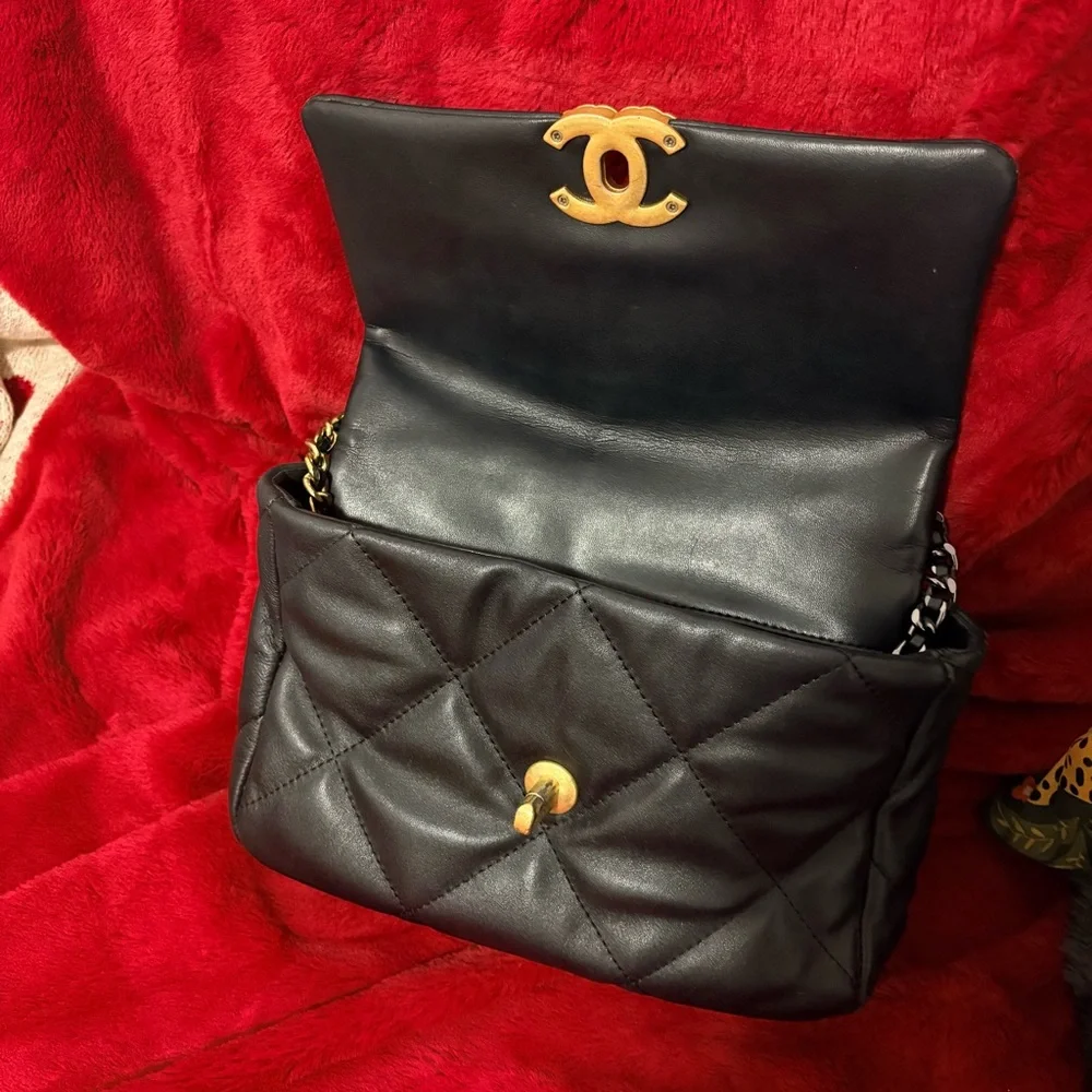 C Quilted Black Leather Bag - Picture 3 of 4